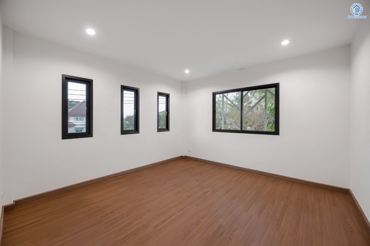 บ้านมือสองตกแต่งใหม่ โครงการ กฤษดานคร20 ปิ่นเกล้า-ติดถนนบรมราชชนนี เนื้อที่ 86 ตร.ว. บ้านเดี่ยวหลังใหญ่ พร้อมฟังก์ชัน 3 ห้องนอน 3 ห้องน้ำ 1 ห้องห้องอเนกประสงค์ จอดรถได้ 2 คัน บนทำเลเชื่อมต่อเมืองอย่างรวดเร็ว ใกล้ทางคู่ขนานลอยฟ้าบรมราชชนนี ทางด่วน "กาญจนาภิเษก" ม.มหิดล และเซ็นทรัลปิ่นเกล้า